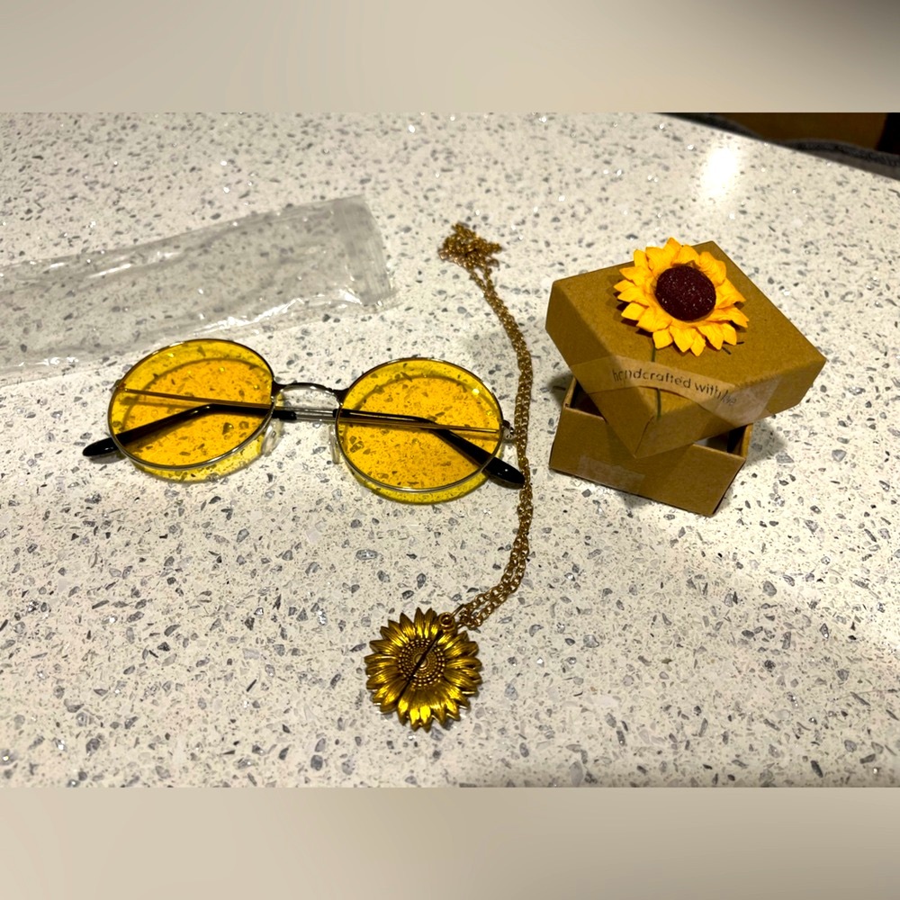 NWOT Antique Gold Chain w/ Sunflower Pendant - Thrown in costume 70’s Glasses